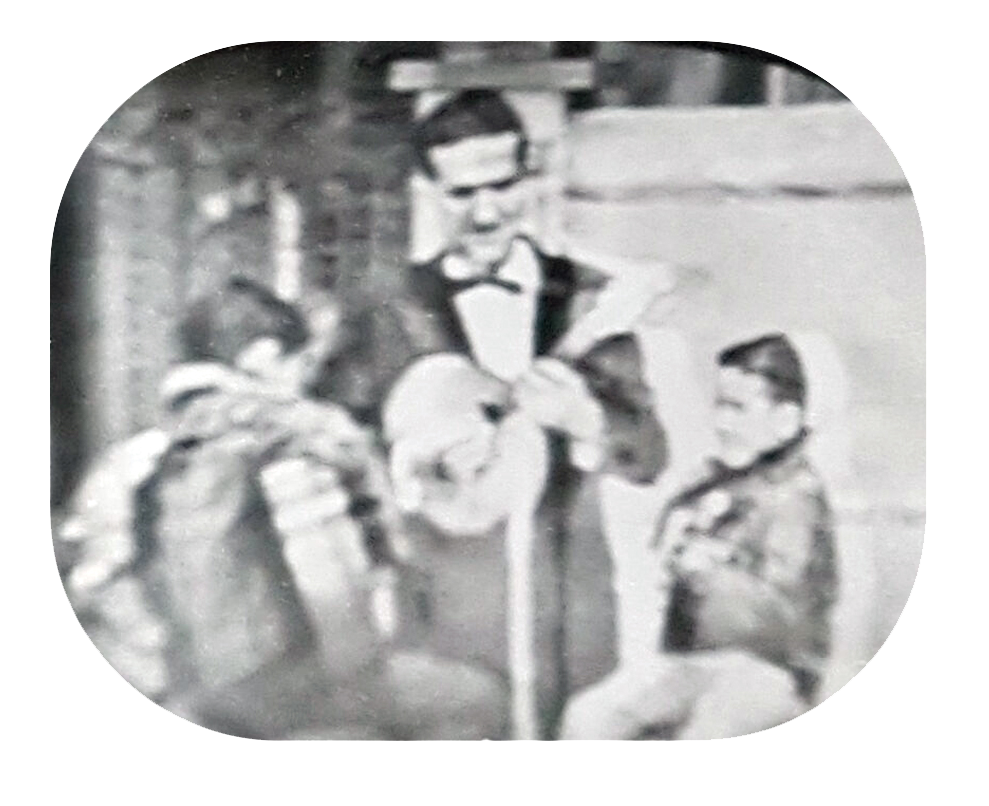 Registros da tela da televisão: Seu Jorge e os filhos ao lado de Jacob do Bandolim.