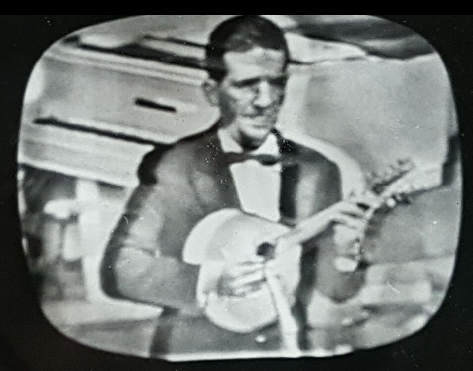 Registros da tela da televisão: Seu Jorge e os filhos ao lado de Jacob do Bandolim.